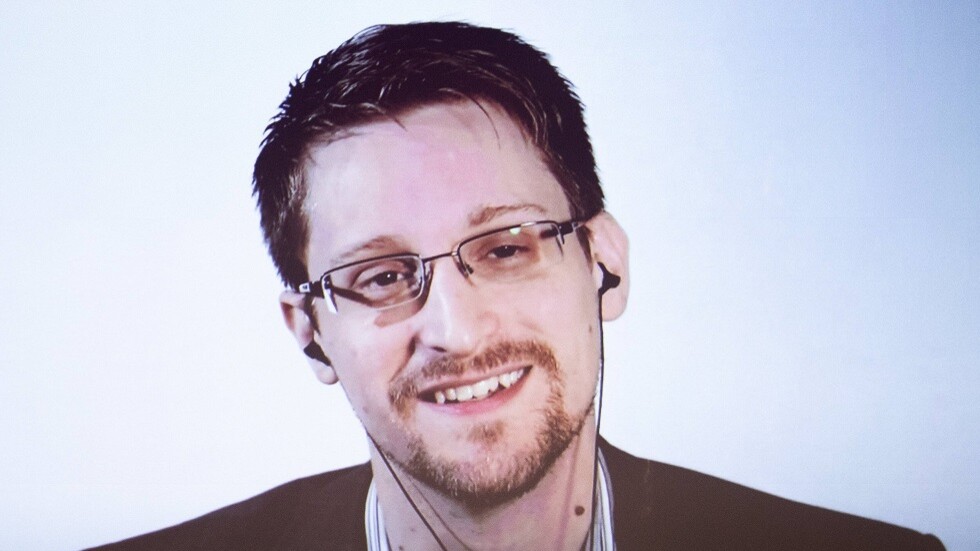 سنودن يسخر من بايدن على احتفاظه بوثائق سريّة في مرآب للسيارات