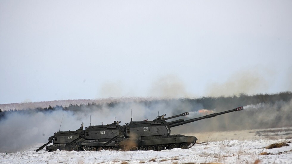 فيديو يظهر المجندين الروس وهم يدكون مواقع أوكرانية من مدافع هاوتزر "مستا" المحدثة