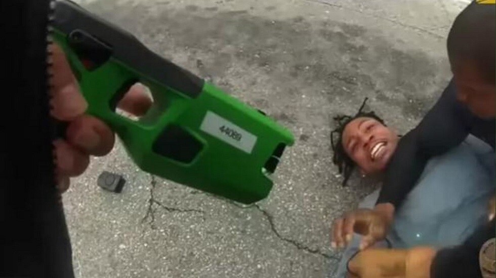 استمر في صعقه رغم انصياعه.. لحظة استخدام شرطي أمريكي مسدسا صاعقا ضد مواطن توفي بعد بساعات (فيديو)