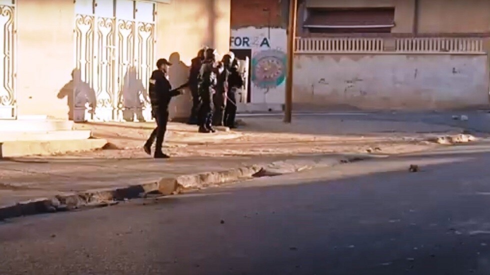 تونس.. هدوء بعد كرّ وفرّ في حي الزهور بالقصرين (فيديو)