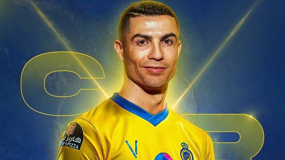 تركي آل الشيخ يمنح كريستيانو شارة قائد فريق 