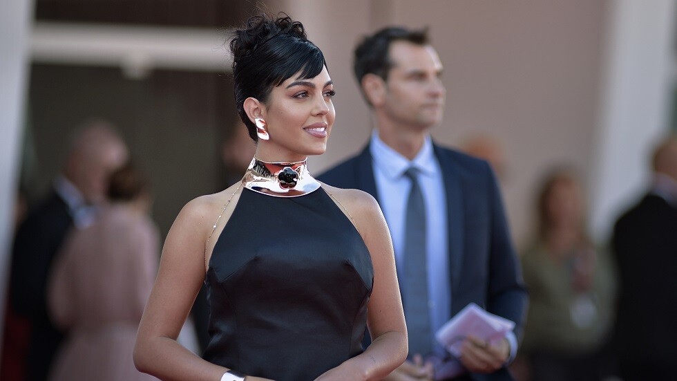 بإطلالة من أحد الملاهي.. جورجينا صديقة رونالدو تتغنى بالرياض (صور)