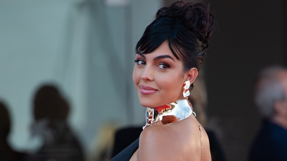 شبيهة صديقة رونالدو تكشف الأسرار والأهداف (فيديو)