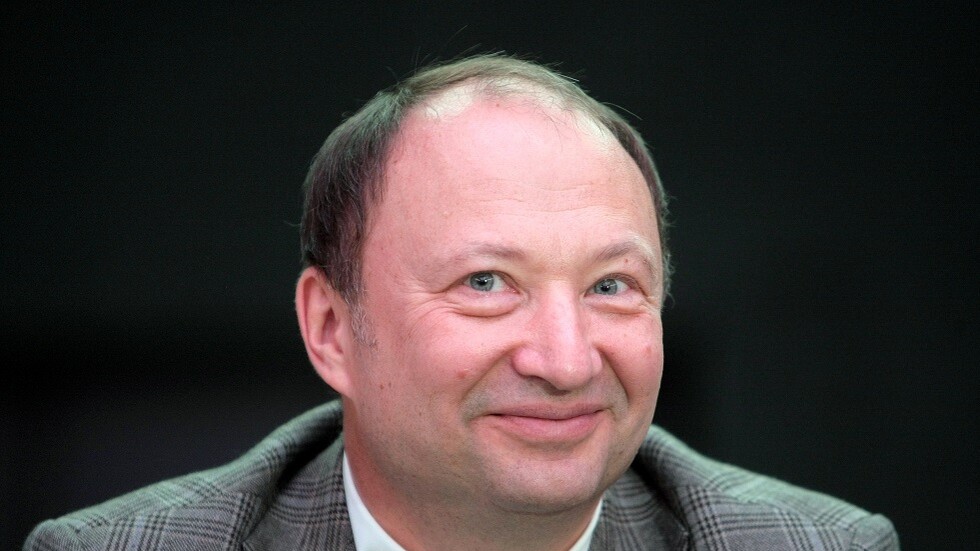 ممثل روسي يكشف عن ردود فعل السكان حينما جال في لفوف الأوكرانية بالزي النازي