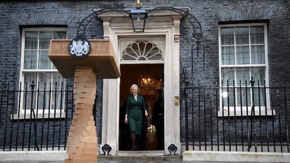 كم كلف منبر تراس "غريب الشكل"؟