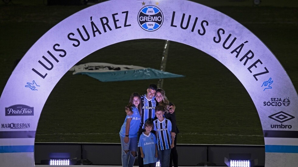 لقب جديد و"هاتريك".. سواريز "العضاض" يتلألأ في أول ظهور بقميص غريميو (فيديو)