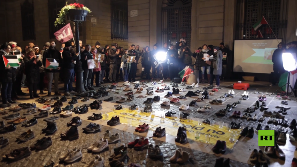 صفوا أحذية ترمز إلى أصحابها من ضحايا فلسطين..  متظاهرون يطالبون برشلونة بقطع العلاقات مع تل أبيب