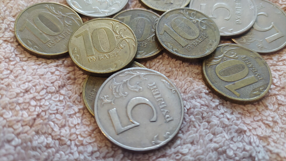 أحدها مرتبط بالمواطنين الروس.. المركزي الروسي يحدد 3 أسباب وراء تراجع الروبل في نهاية 2022