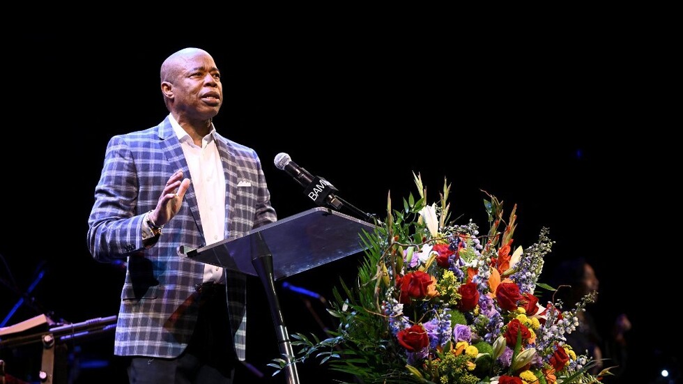 عمدة نيويورك يطلب توزيع المهاجرين غير الشرعيين بشكل عادل