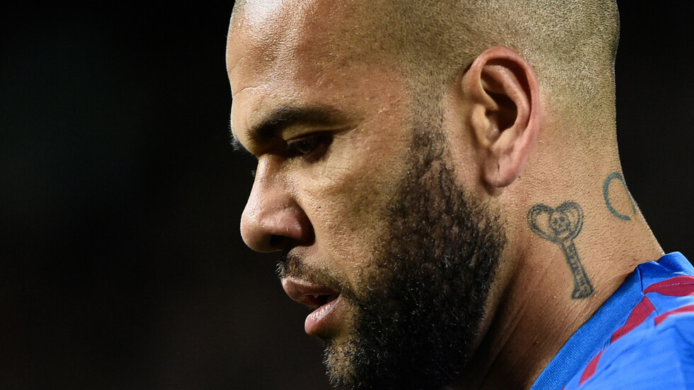 البرازيلي ألفيش رهن الاحتجاز في إسبانيا بتهمة الاعتداء الجنسي