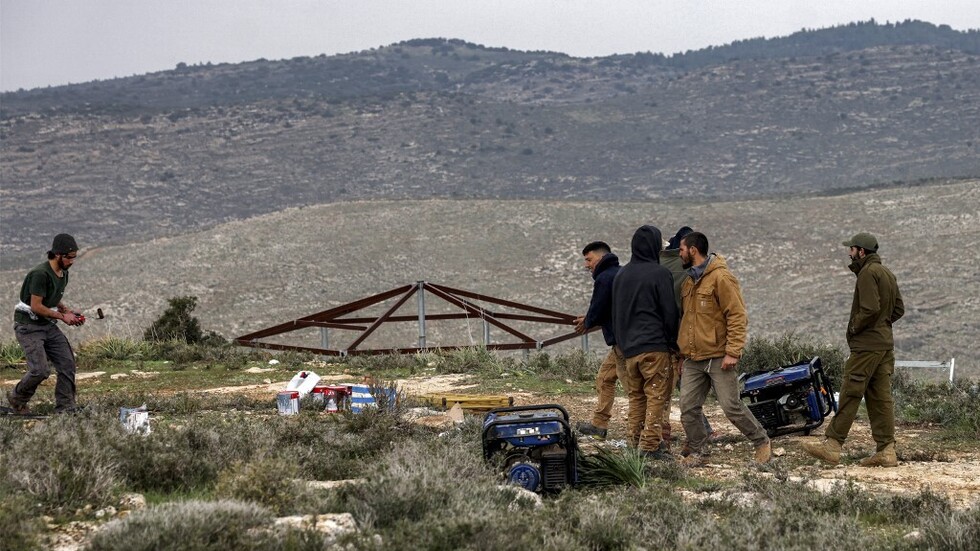 إسرائيل.. أول مواجهة في الحكومة بسبب بؤرة استيطانية