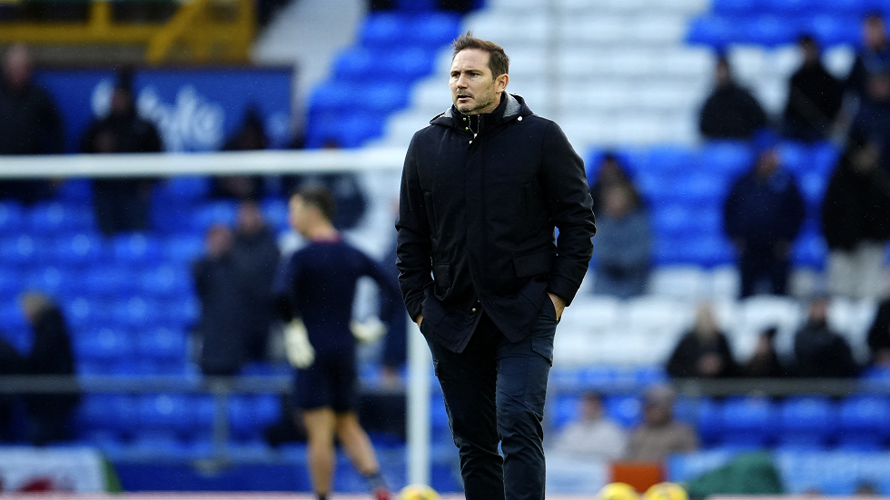 إيفرتون يقيل مدربه فرانك لامبارد