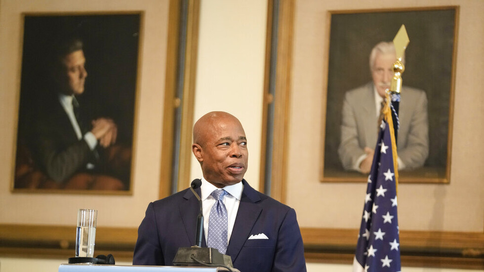 عمدة مدينة نيويورك يطلب تدخلا فدراليا للمساعدة في أزمة المهاجرين