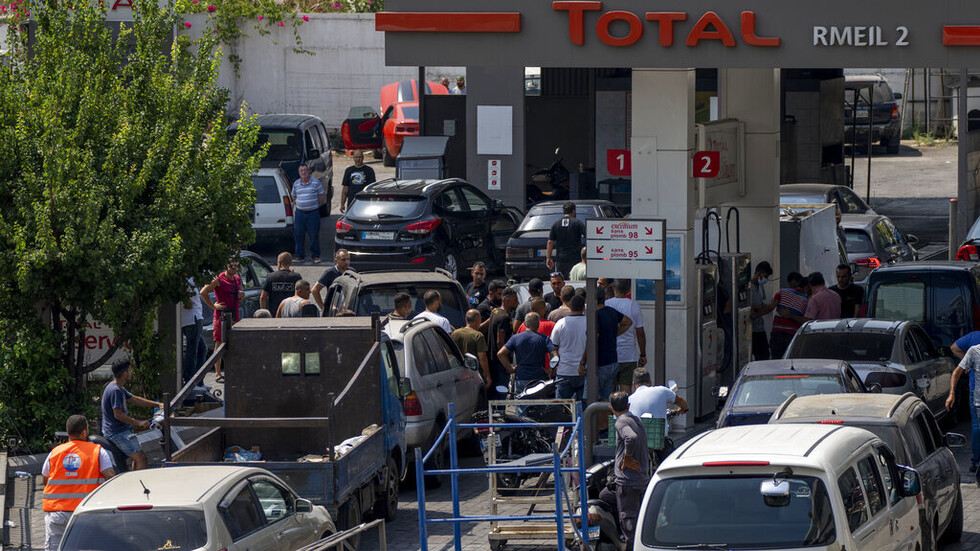 لبنان.. إغلاق مؤقت لمحطات الوقود وسط ارتفاع جنوني بسعر صرف الدولار