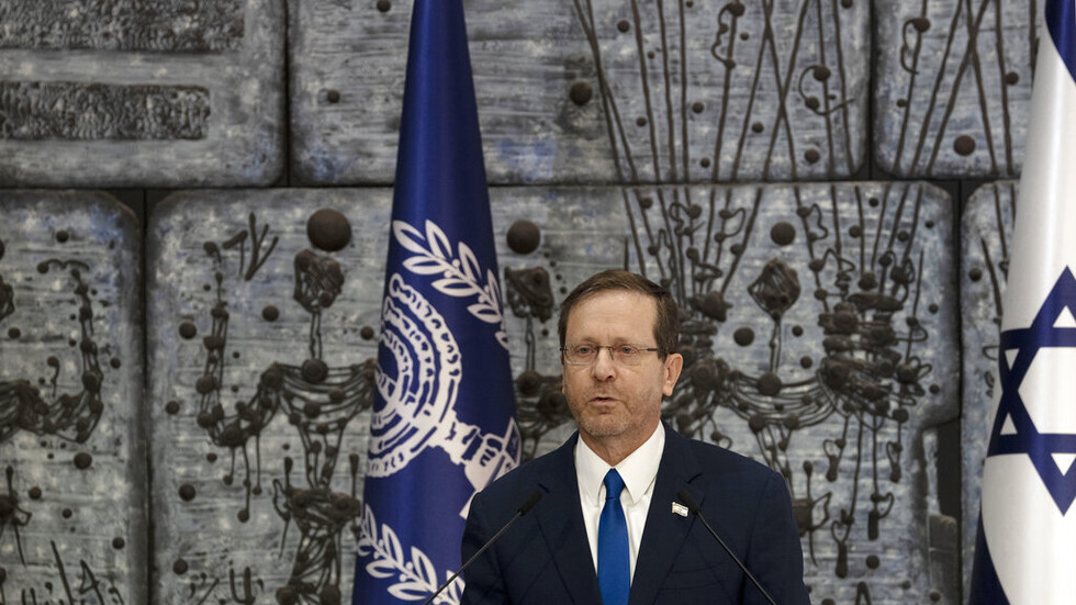 هرتصوغ في زيارة رسمية للاتحاد الأوروبي قبيل إحياء ذكرى "الهولوكوست"