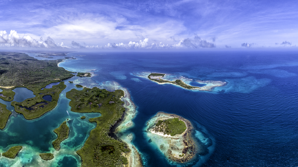 "لغز محيّر".. سحب بيضاء غامضة تستمر في الظهور بالقرب من جزر البهاما!