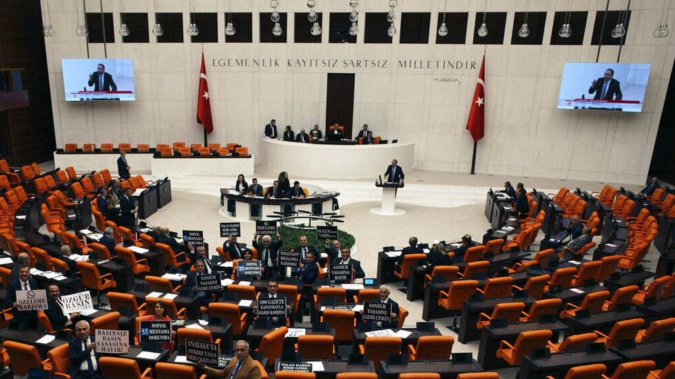 اللجنة الدستورية بالبرلمان التركي تقبل مقترح قانون الحجاب