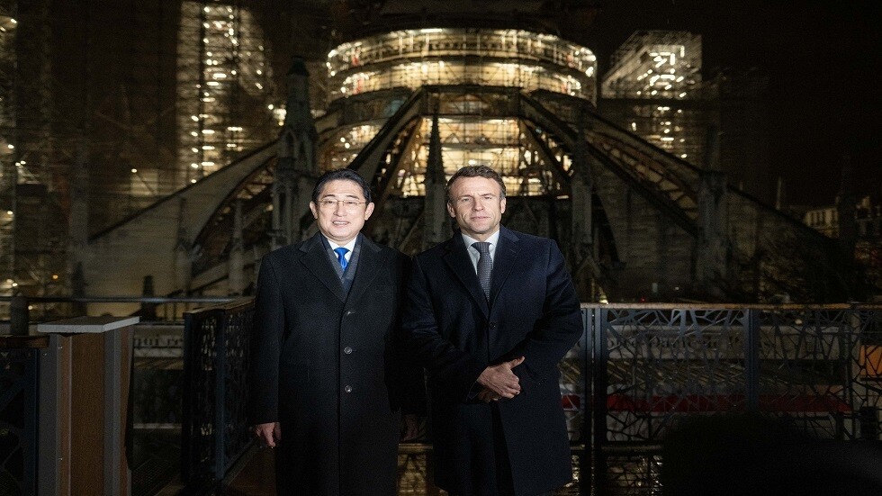 فضيحة تطال نجل رئيس الوزراء الياباني خلال جولة رسمية في أوروبا