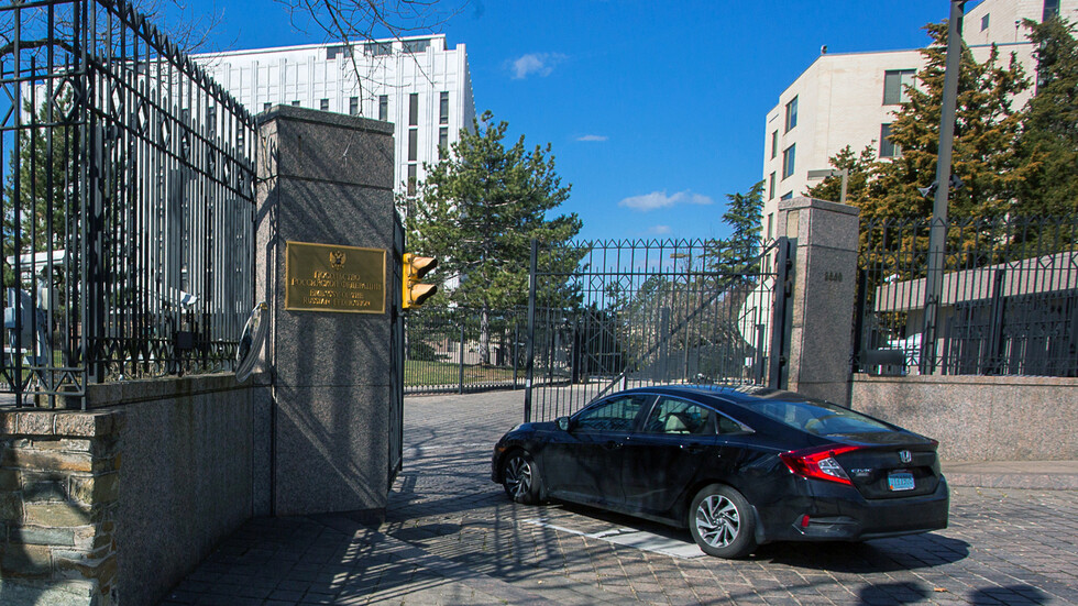 السفارة الروسية بواشنطن: سخافة العقوبات الأمريكية صارت تتضح أكثر فأكثر