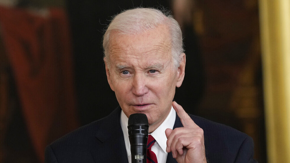 الرئيس الأمريكي مازحا: "قالوا إن بايدن كان غبيا حقا ولم يكن يعلم بذلك"! (فيديو)