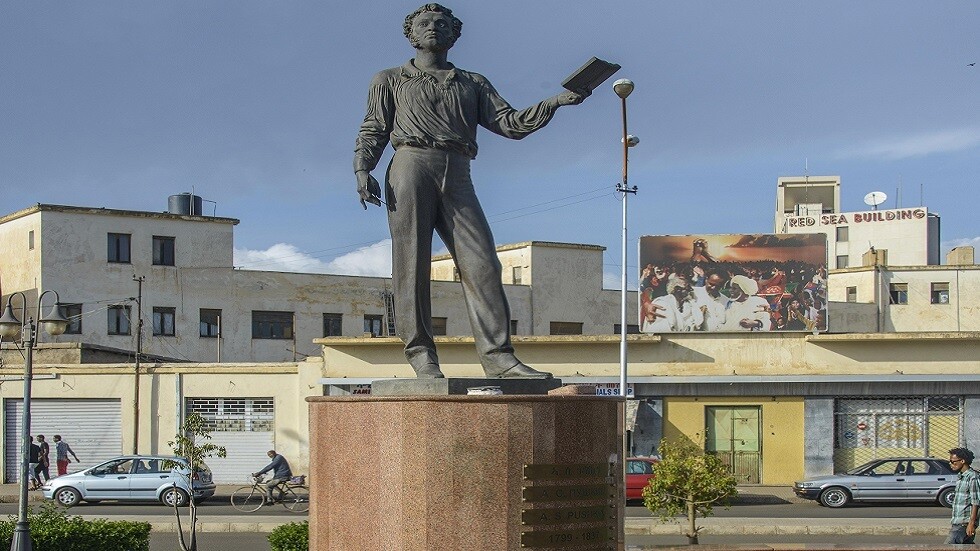 نساء يستقبلن لافروف بالرقص والورود أمام تمثال بوشكين في عاصمة إريتريا