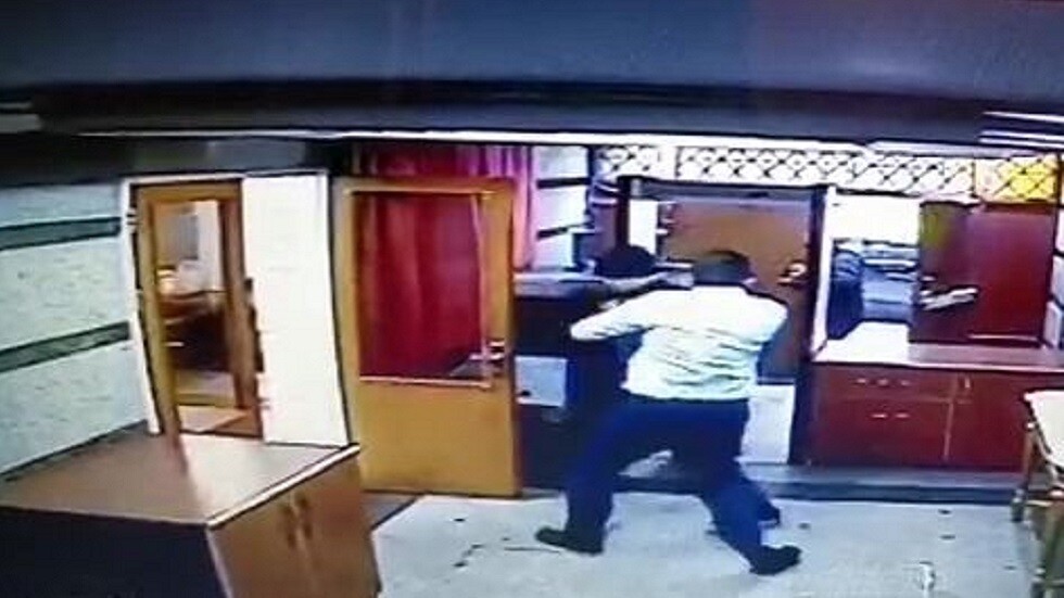 الكاميرات توثق لحظة الهجوم المسلح على سفارة أذربيجان في طهران