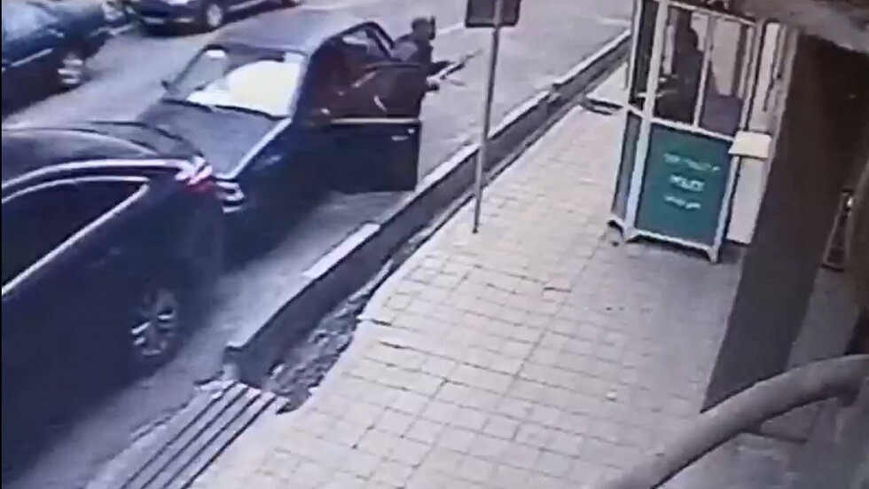 لحظة وصول مطلق النار إلى مقر سفارة أذربيجان في طهران