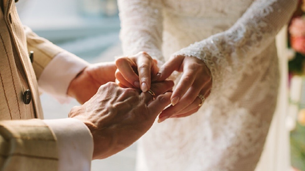 أربيل.. رجل يقبل تزويج ابنتيه بمهر نطق العريسين لشهادة الإسلام