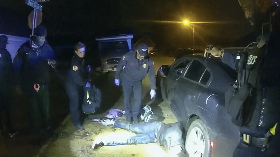 السلطات الأمريكية تنشر فيديو "مروعا" لضرب مواطن من أصول إفريقية على يد الشرطة