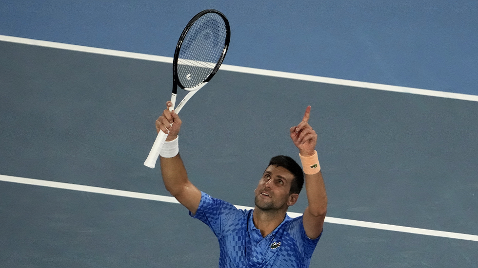 مشهد مؤثر لدجوكوفيتش بعد تتويجه في أستراليا ومعادلته رقم نادال القياسي (فيديو)