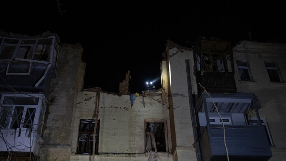 أوكرانيا.. صاروخ دفاع جوي يسقط على مبنى سكني في خاركوف