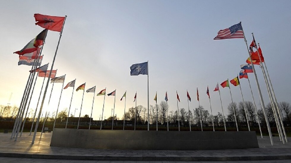 سياسي فرنسي يدعو بلاده للانسحاب من الناتو بعد تصريحات بشأن المواجهة مع روسيا