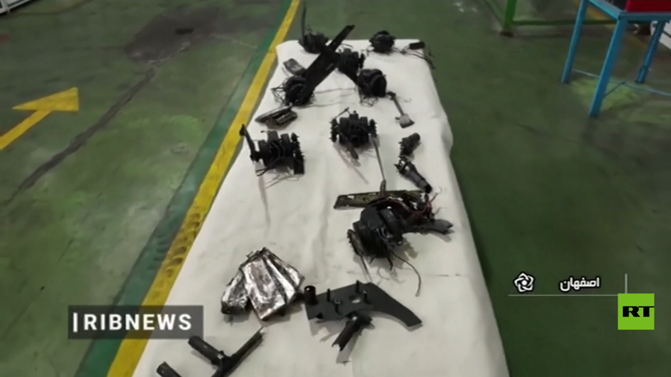 إيران تعرض حطام طائرات مسيرة هاجمت منشأة أصفهان