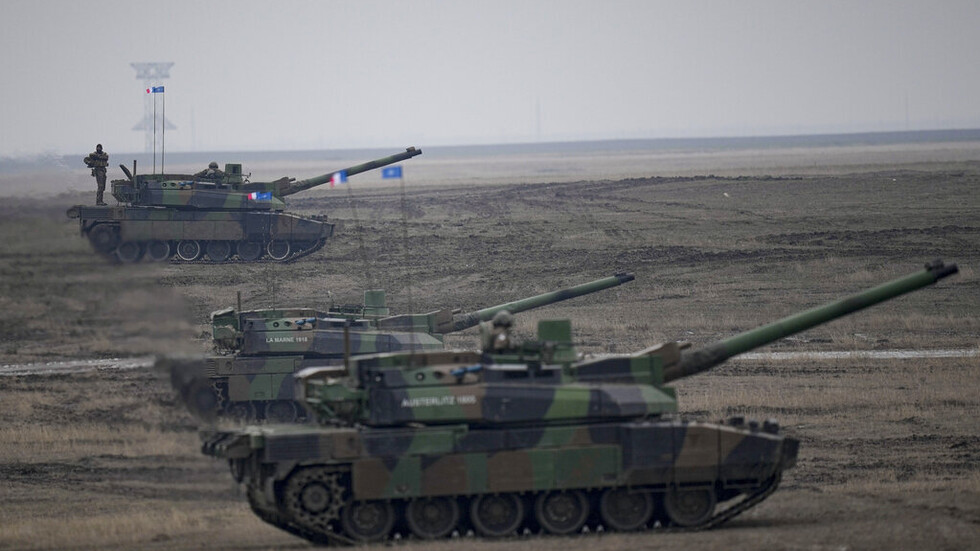 رئيس سابق للمخابرات العسكرية الفرنسية يحذر من عواقب إرسال دبابات فرنسية إلى أوكرانيا