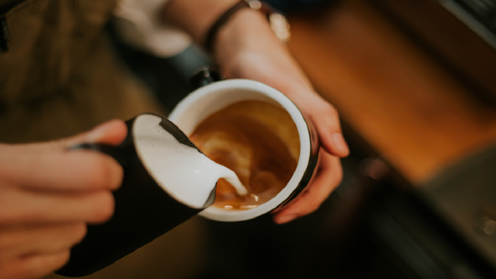 دراسة تكشف لماذا ينبغي إضافة الحليب إلى قهوتك!