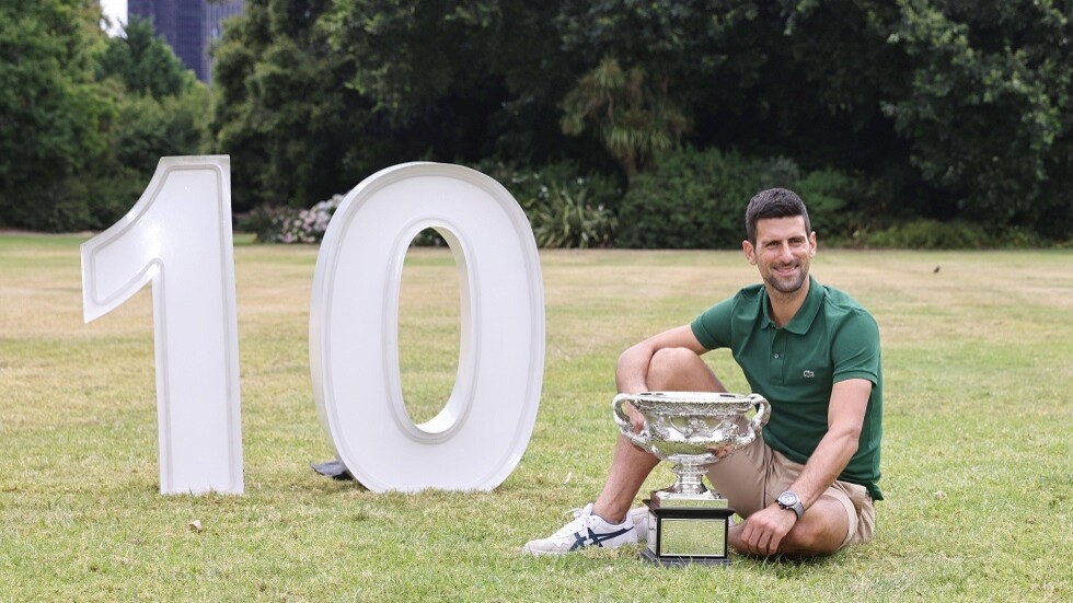 "الرجل الفولاذي".. رسائل لدجوكوفيتش بعد الفوز ببطولة أستراليا والمشهد المؤثر (فيديو)