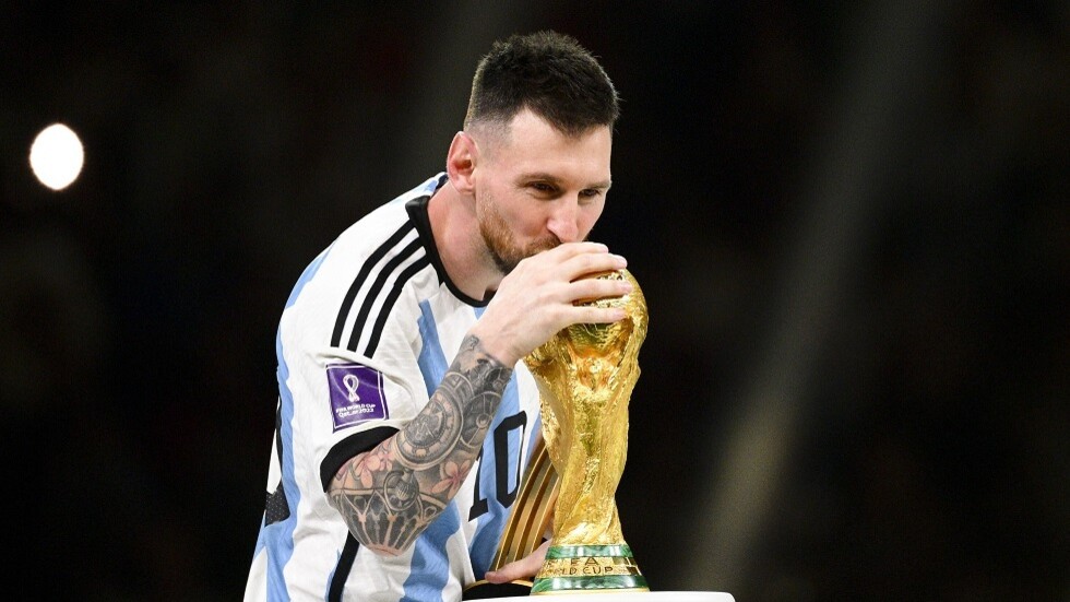 ميسي: كأس العالم قالت لي تعال وخذني.. رأيتها تلمع ولم أتردد في تقبيلها