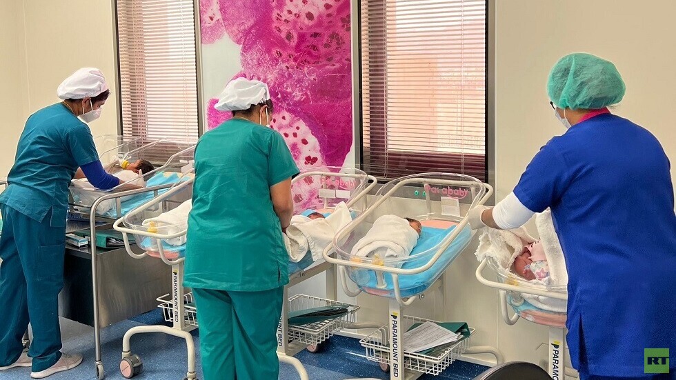 بعد عقم استمر 6 سنوات.. ولادة نادرة لسيدة عشرينية بـ3 توائم في السعودية