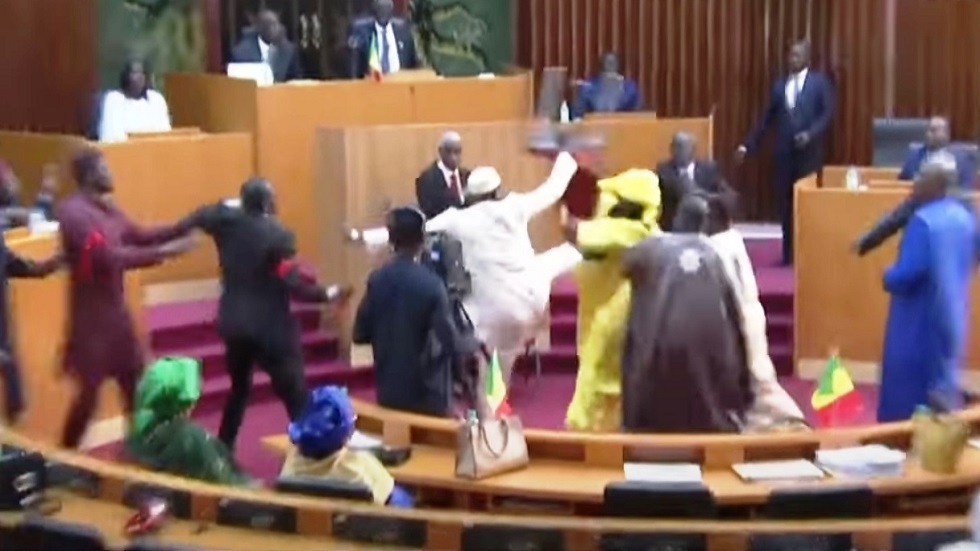 السنغال.. حبس نائبين 6 أشهر بعد ضرب زميلتهما في الجمعية الوطنية (فيديو)