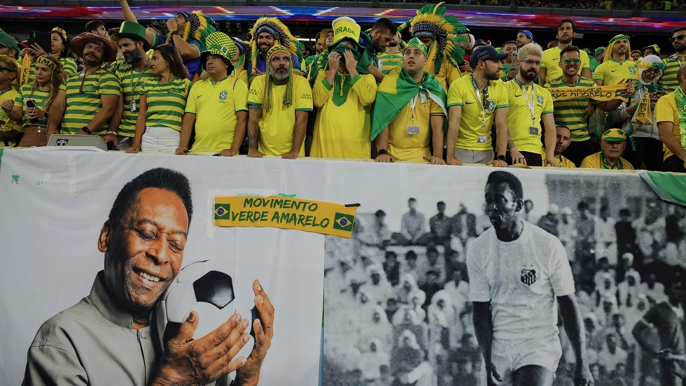 رئيس البرازيل يودع الأسطورة بيليه في ملعب سانتوس.. فيديو