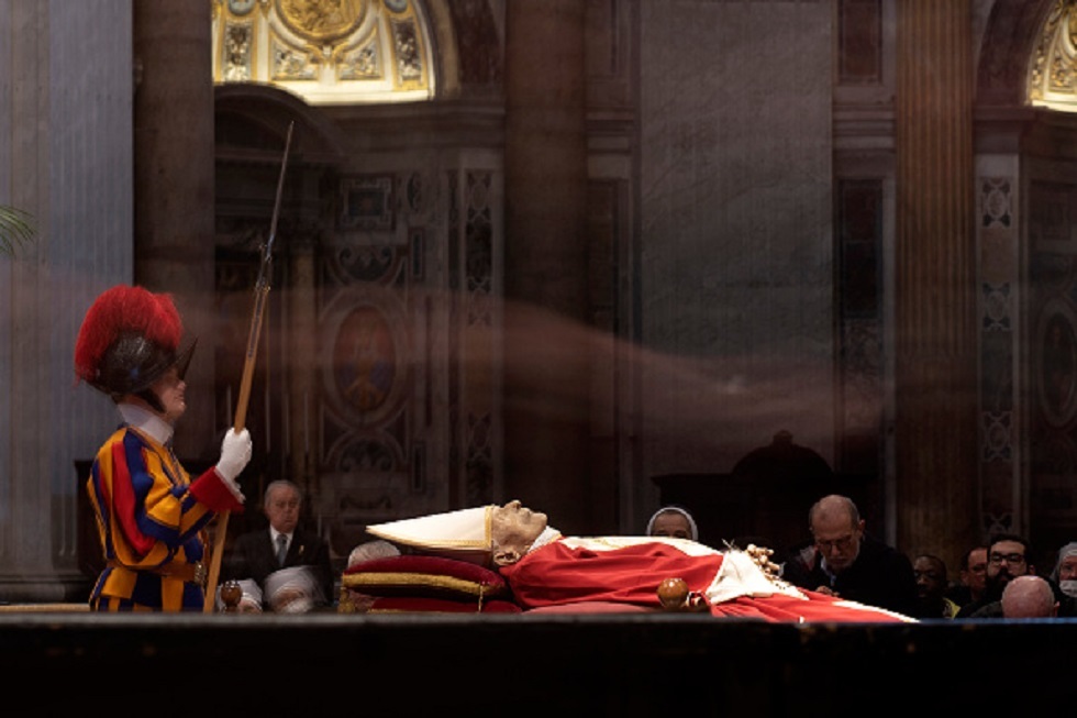 مصدر: نحو 65 ألف شخص زاروا الفاتيكان الاثنين لوداع بنديكتوس السادس عشر