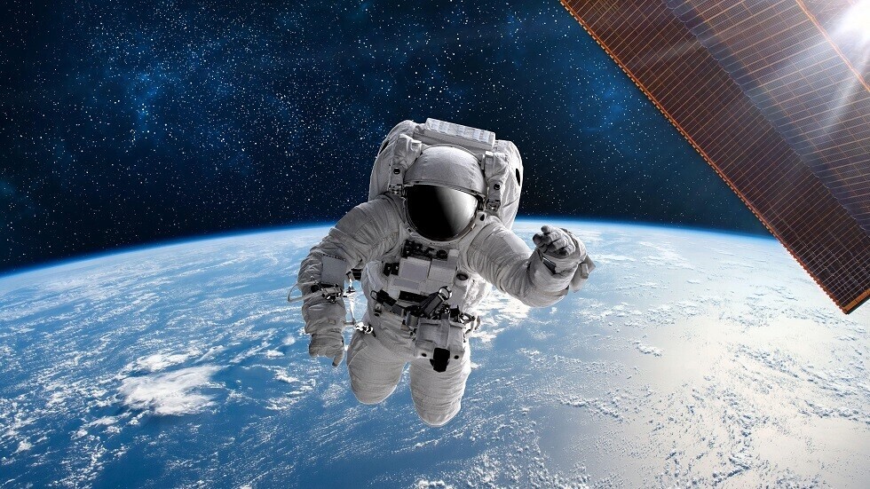 ما سبب تقدم رواد الفضاء في العمر أبطأ منا هنا على الأرض؟