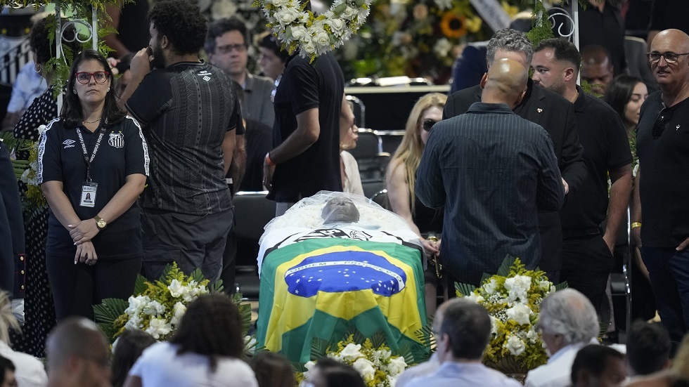 الشعب البرازيلي يودع أسطورته بيليه في جنازة مهيبة بـ