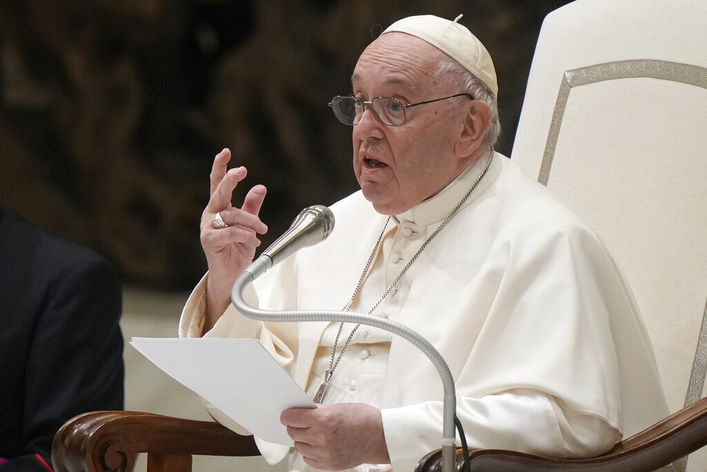 بايدن يكشف عن سبب عدم مشاركته في جنازة البابا بنديكتوس