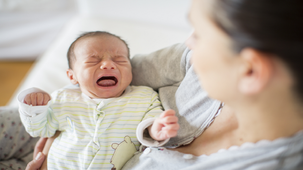 جهاز جديد يكشف سبب بكاء طفلك في 10 ثوان فقط!