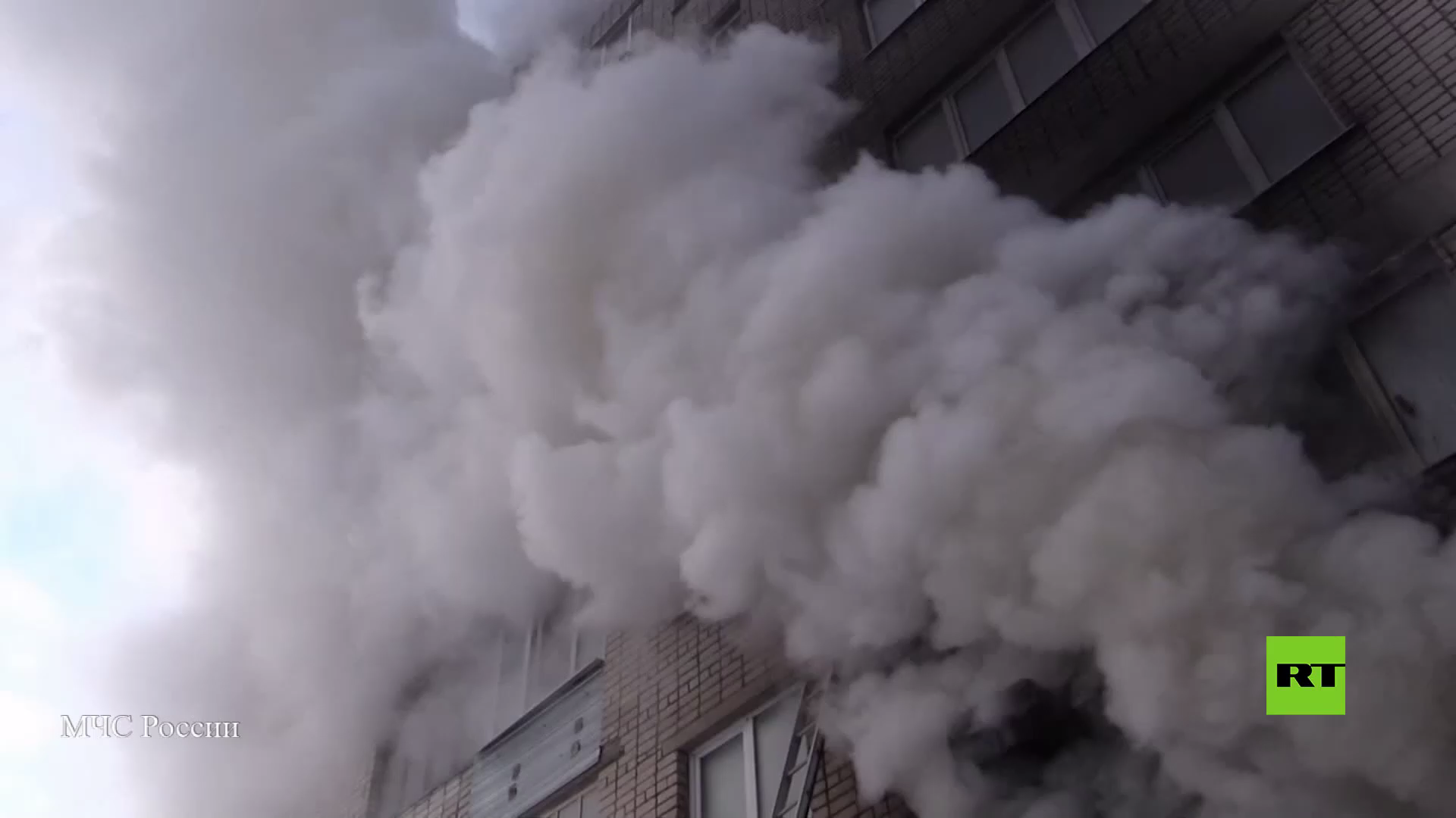 بالفيديو.. إنقاذ العشرات من حريق في تشيبوكساري الروسية