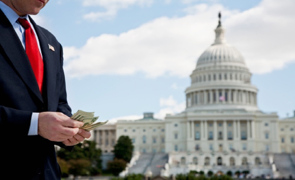 Daily Caller تكشف أرباح أعضاء الكونغرس الأمريكي من مساعدة أوكرانيا عسكريا