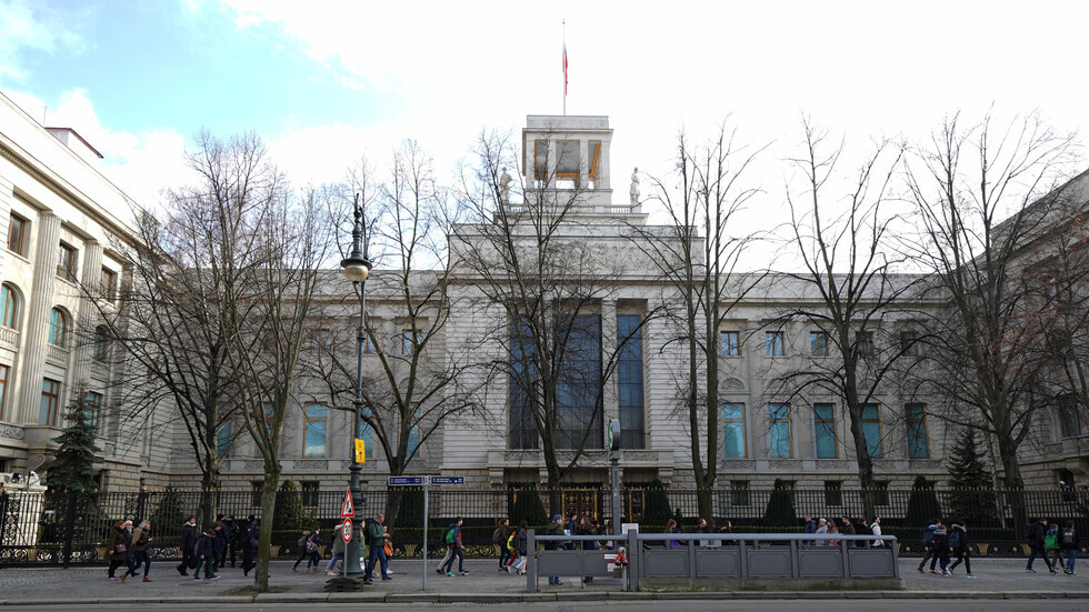 السفارة الروسية في برلين تنتقد قرار تزويد كييف بأسلحة فتاكة