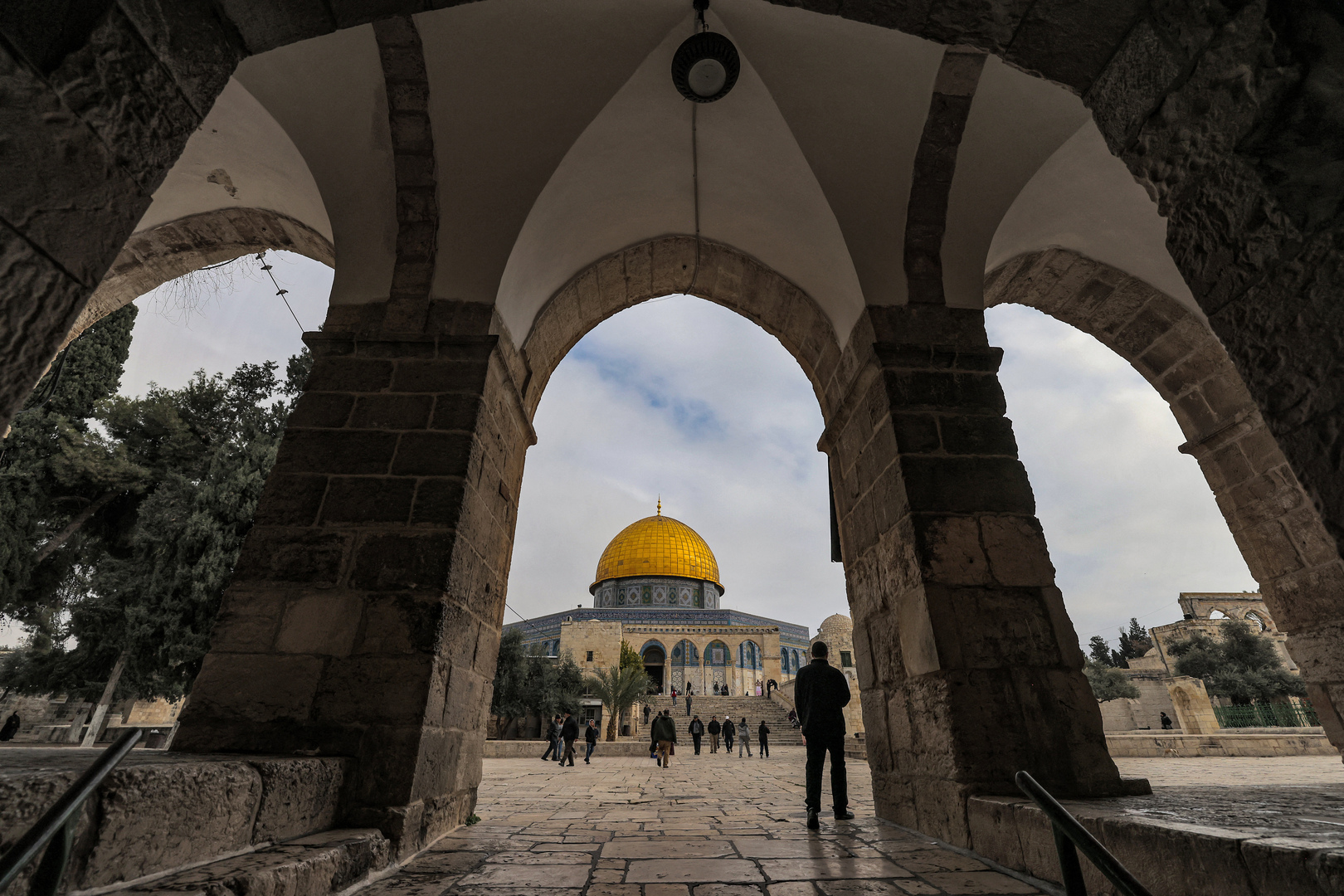 إعلام عبري يكشف عن أسماء شخصيات في السلطة الفلسطينية ستطالها العقوبات الإسرائيلية