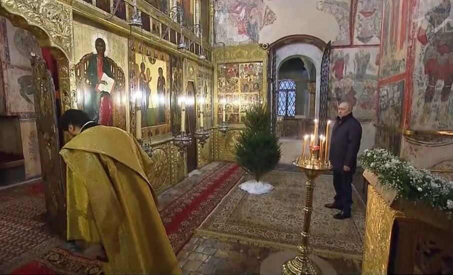 بوتين يحضر قداس عيد الميلاد في كنيسة البشارة بالكرملين (صور+فيديو)
